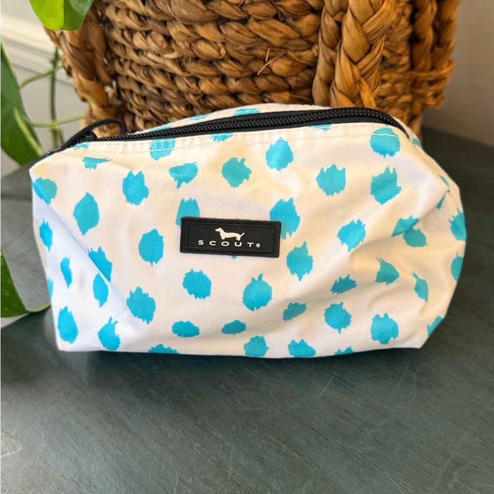 SCOUT make up bag in white with light blue pattern.